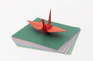 新鋭アーティストが制作する魔除け装飾